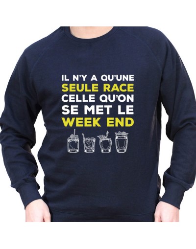 Il y a qu'une seul race celle du Week end – Sweat Crewneck Homme Alcool Tshirt Homme Alcool