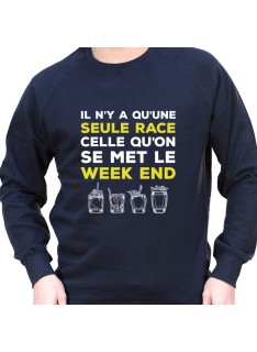 Il y a qu'une seul race celle du Week end – Sweat Crewneck Homme Alcool Tshirt Homme Alcool