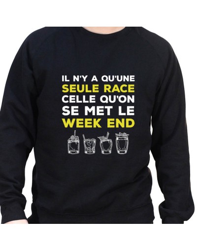 Il y a qu'une seul race celle du Week end – Sweat Crewneck Homme Alcool Tshirt Homme Alcool