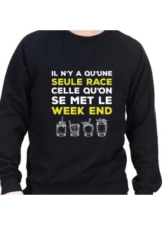 Il y a qu'une seul race celle du Week end – Sweat Crewneck Homme Alcool Tshirt Homme Alcool